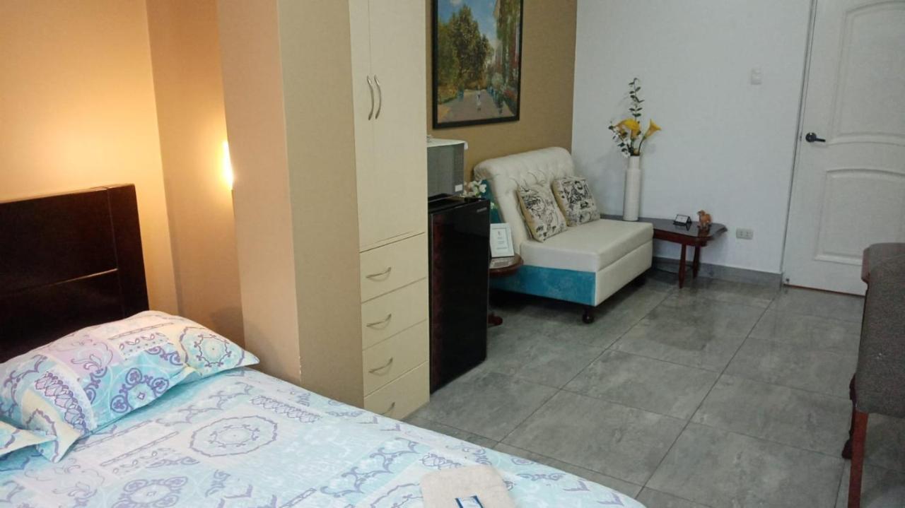 Hostel Strenua - Las Quintanas Trujillo Zewnętrze zdjęcie
