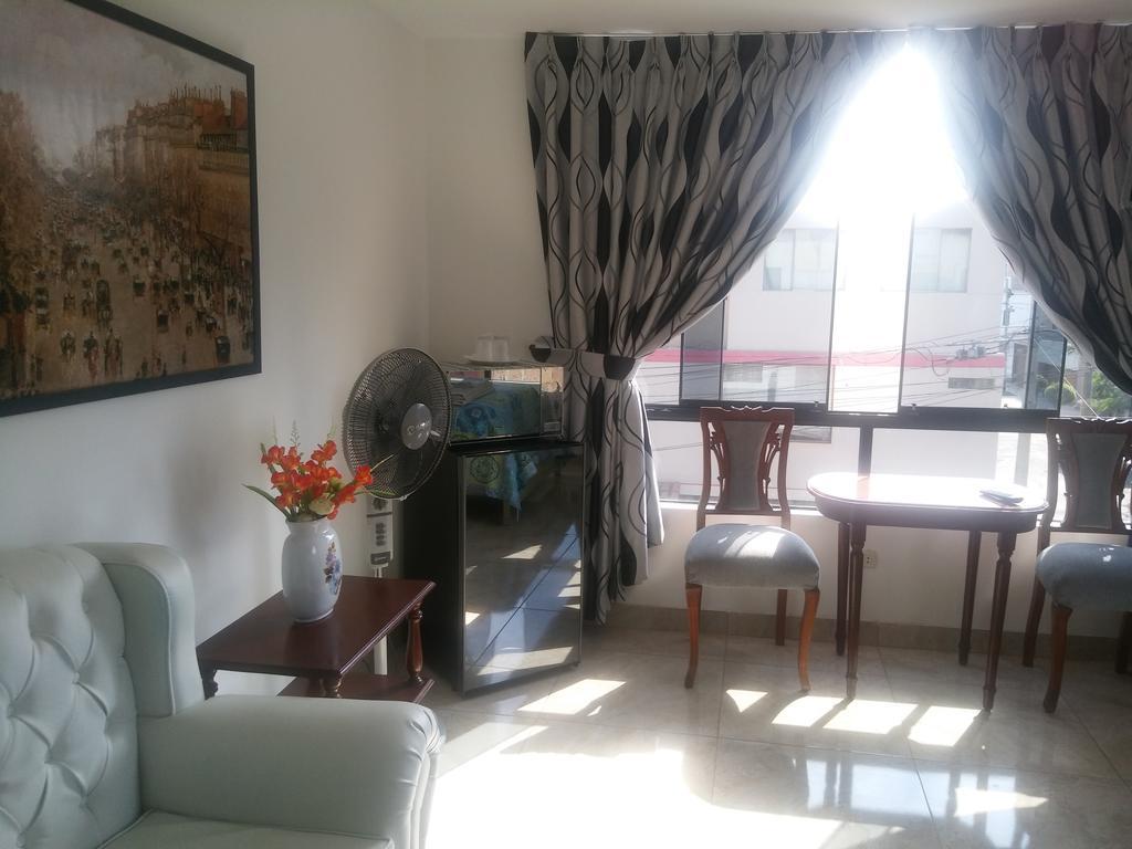 Hostel Strenua - Las Quintanas Trujillo Zewnętrze zdjęcie